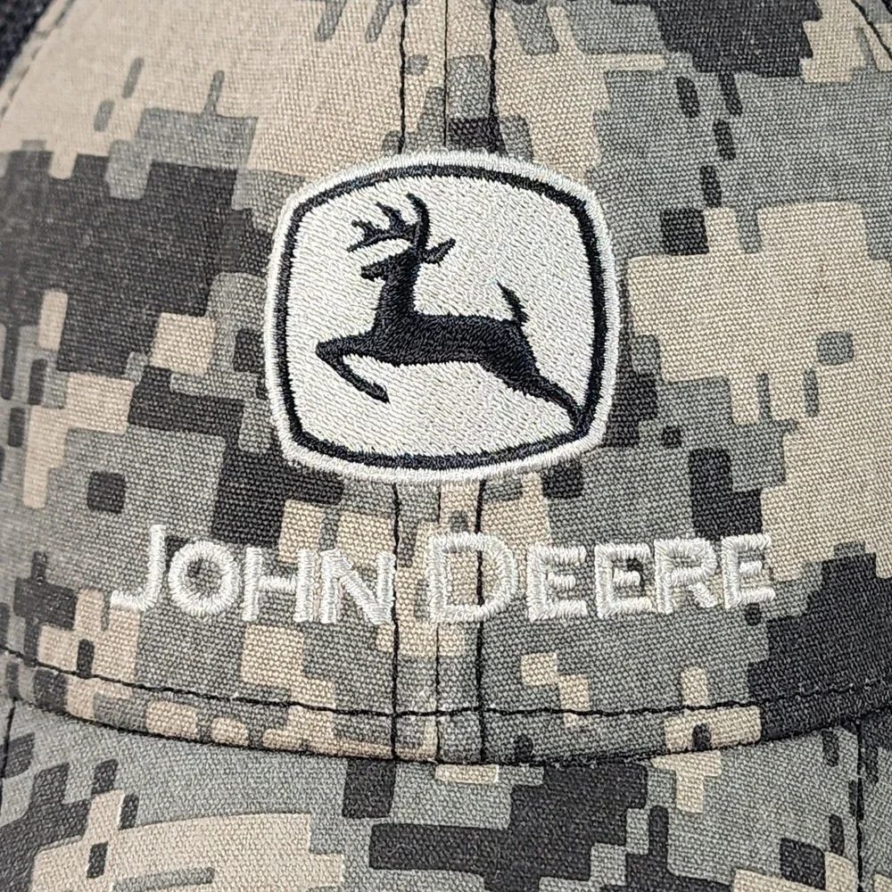 JOHN DEERE Digital Camo Snapback Hat Adult Green Black Mesh Silver Badge Cap